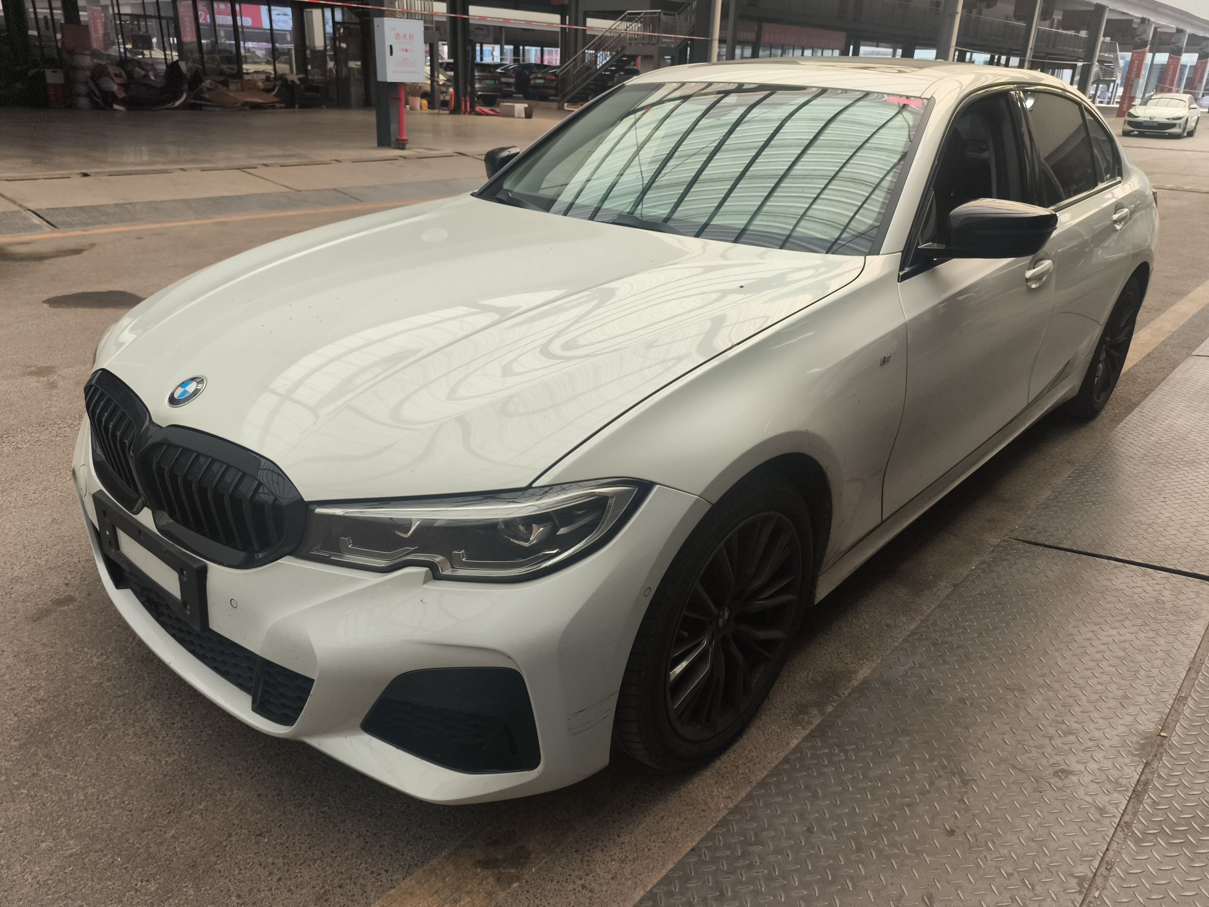 تحت مقدمة السيارة