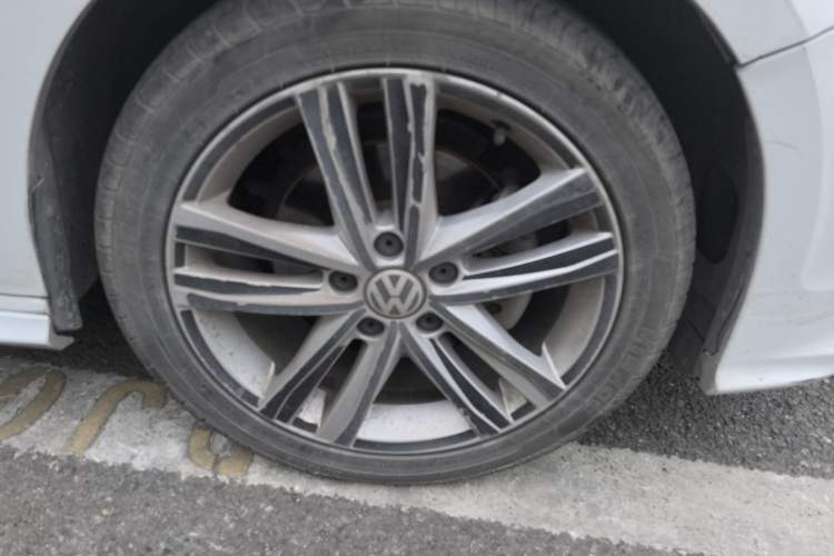 Used Volkswagen Sagitar 2018 280TSI DSG Ignite Edition Right Front Wheel Hub