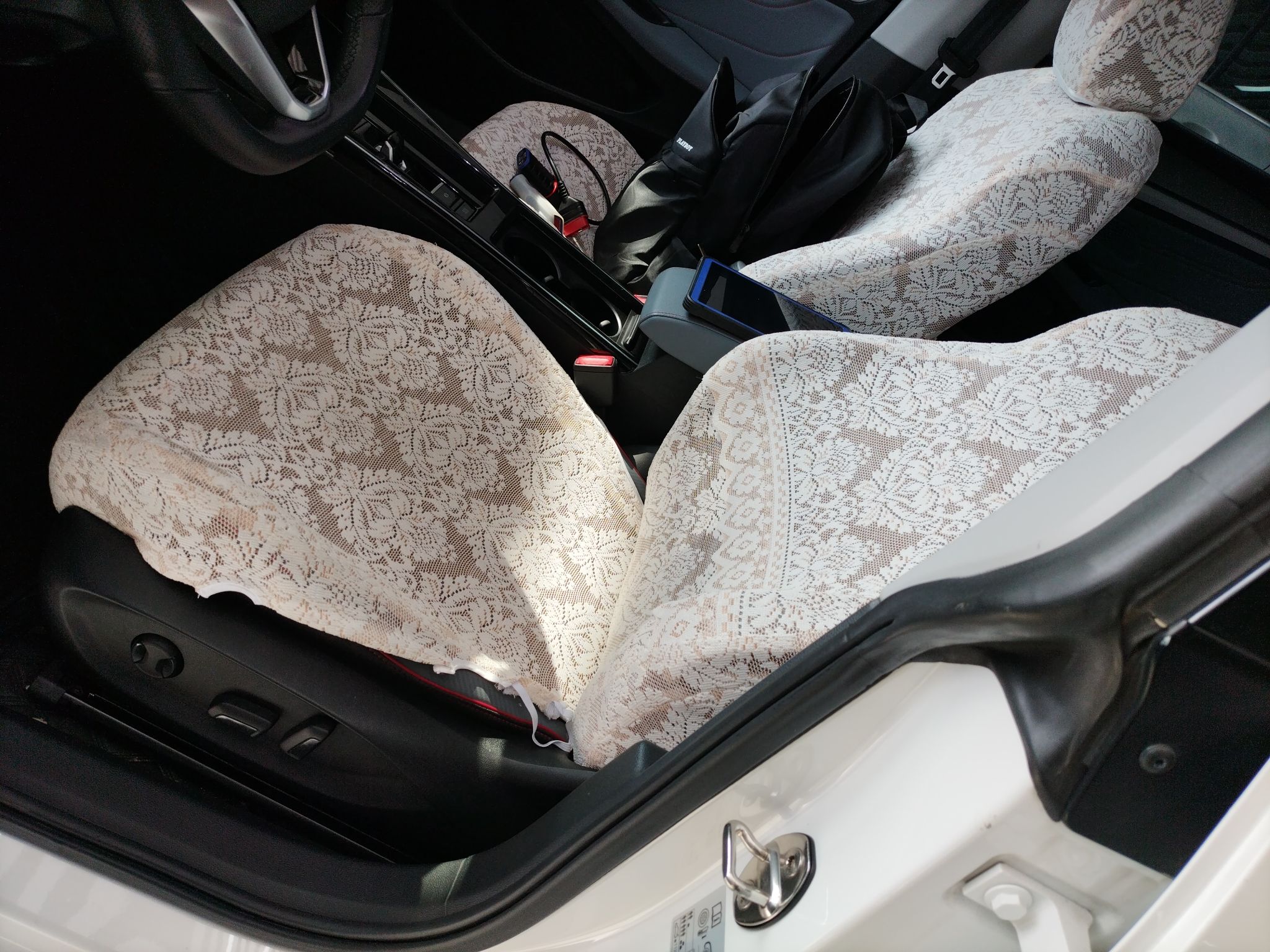 المقاعد الأمامية داخل السيارة