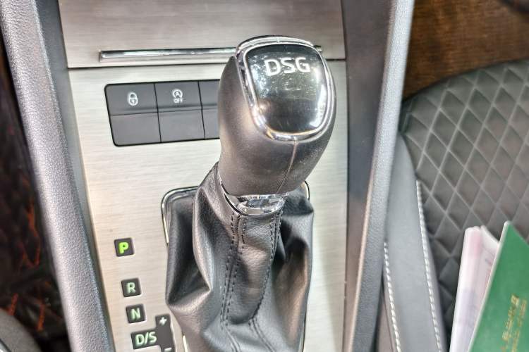 Used Skoda Octavia 2018 TSI280 DSG Luxury Edition Gear Lever