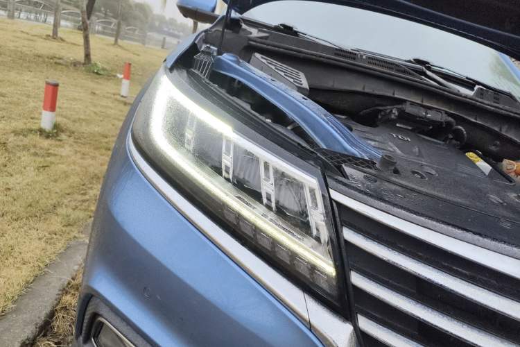 Used Roewe RX5 New Energy 2017 eRX5 50T Hybrid Connected Prestige Flagship Edition Right Front Headlight