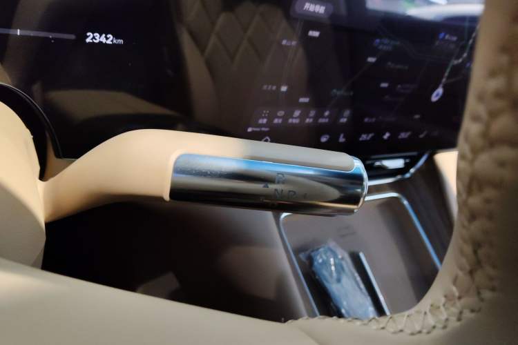 Used Hima AITO M8 2025 Model Pure Electric Max+ Five-Seat Long-Range Version Gear Lever