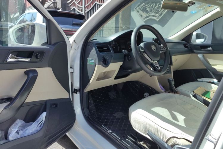 Used Skoda Rapid 2015 1.6L Automatic Smart Selection Model