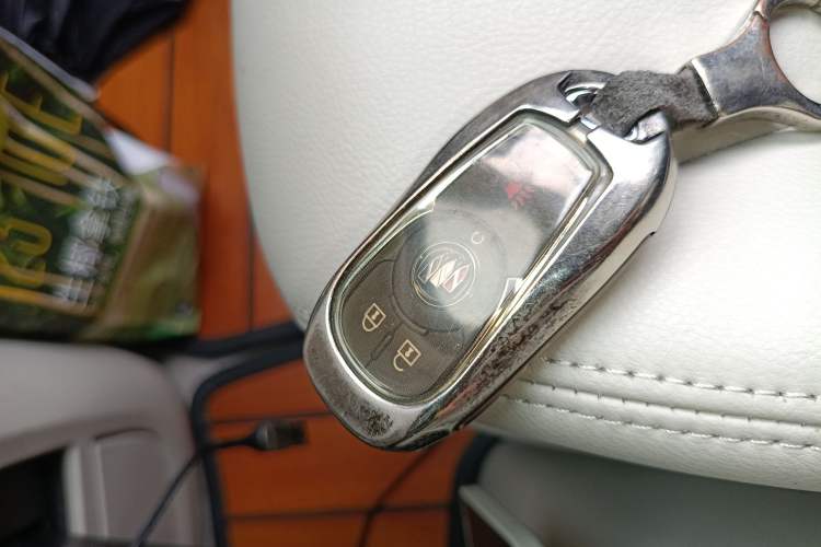 Used Buick GL8 2022 Land Cruiser Executive Class 652T Comfort Model Vehicle Key