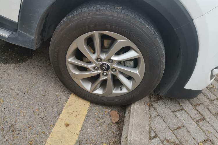 Used Hyundai Tucson 2015 1.6T Dual-Clutch Two-Wheel-Drive Smart Model Right Front Wheel Hub