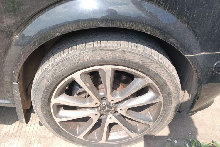 Used Mercedes-Benz Vito 2011 2.5L 7-seater executive version Right Front Wheel Hub