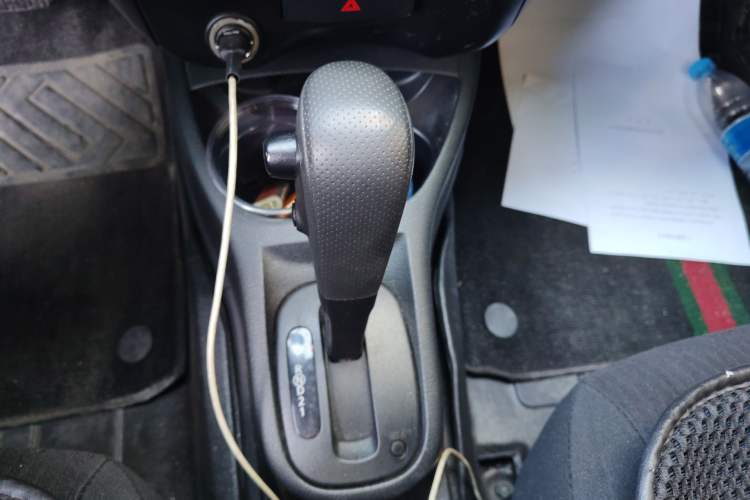 Used Nissan Livina 2010 Jingyue Edition 1.6L Automatic All-in-One Model Gear Lever