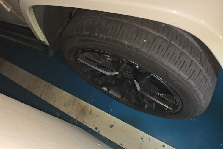 Used Mercedes-Benz G-Class 2023 G 350 Right Front Wheel Hub