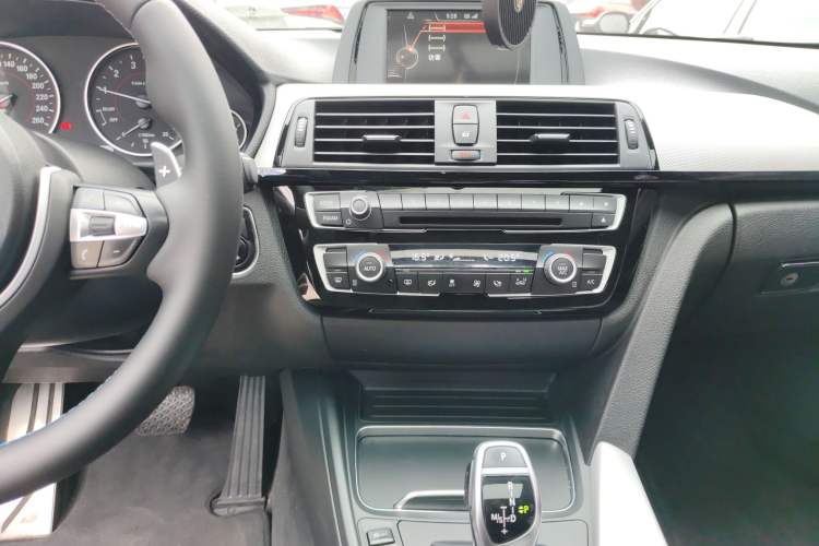 Used BMW 3 Series 2017 320i M Sport Audio And AC Panel