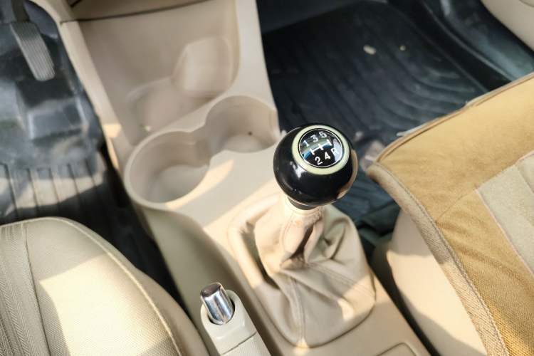 Used Kia Sportage 2013 2.0L Manual Two-Wheel Drive GL Trim Gear Lever