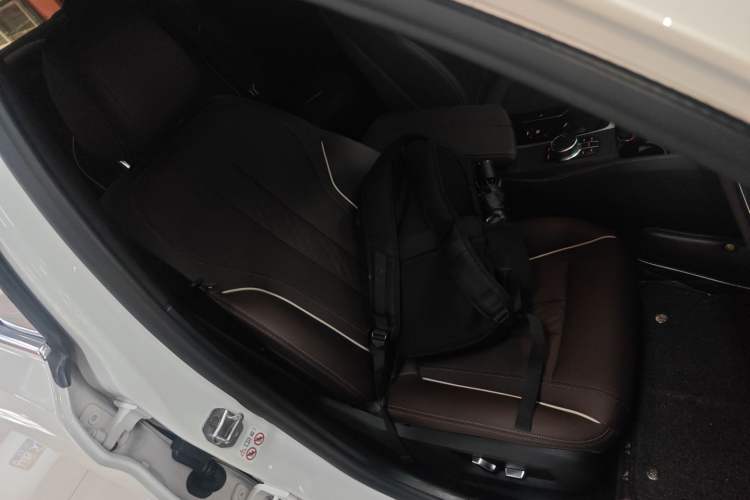 Used BMW 5 Series 2022 Restyled 530Li Leading Edition M Sport Package Right Front Seat