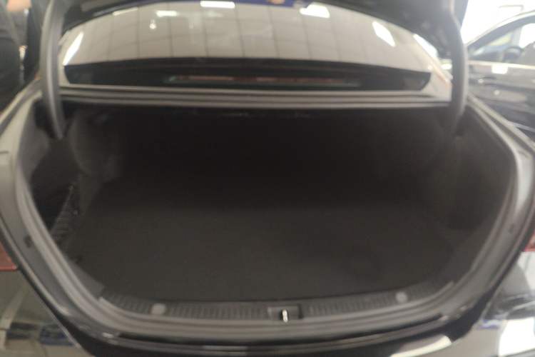 Used Mercedes-Benz E-Class New Energy 2022 Second Facelift E 350 e L Plug-in Hybrid Sports Sedan Trunk