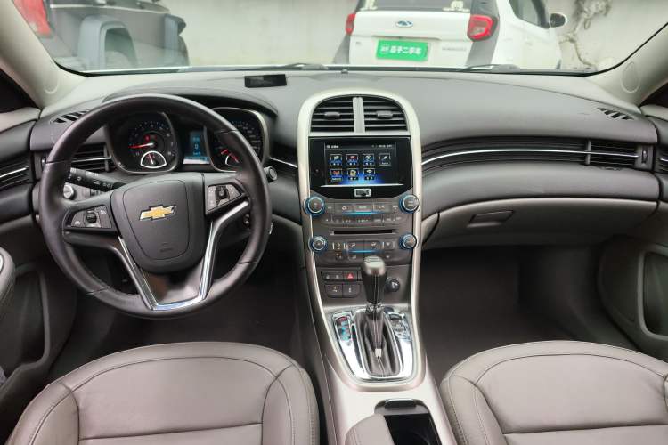 Used Chevrolet Malibu 2014 2.0L Automatic Luxury Edition Center Console