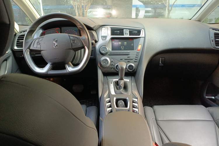 Used DS 5 2014 1.6T Luxury Edition THP160 Center Console