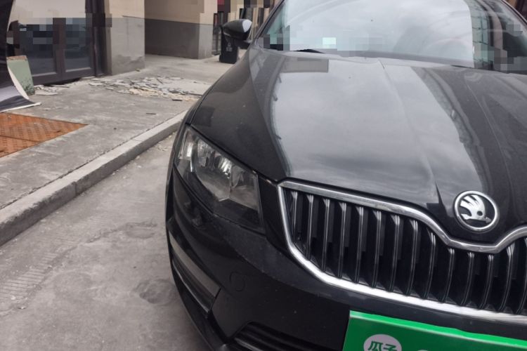 Used Skoda Octavia 2017 1.6L Manual Smart Drive Edition Right Front Headlight