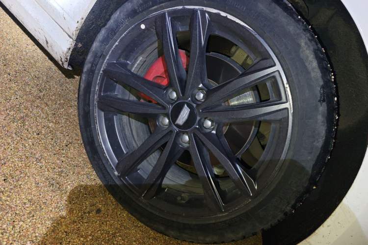 Used Cadillac CT4 2021 28T Luxury Model Right Front Wheel Hub