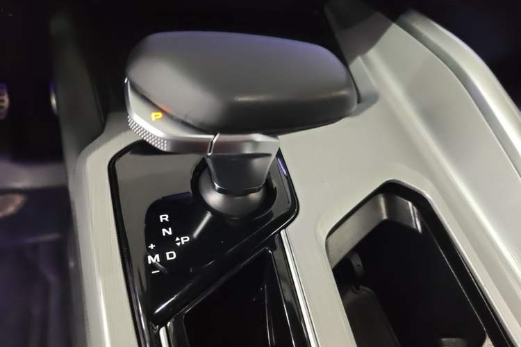 Used Geely Auto Preface 2023 2.0TD "Only This Verdant Green" Edition Gear Lever