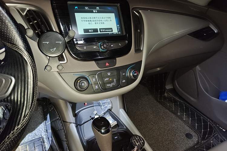 Used Chevrolet Malibu XL 2018 530T Automatic Luxury Edition Audio And AC Panel