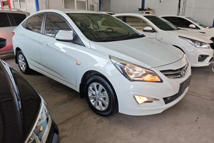 Used Hyundai Verna (older generation) 2014 1.4L Manual Smart GLS Trim Front Right 45 Deg