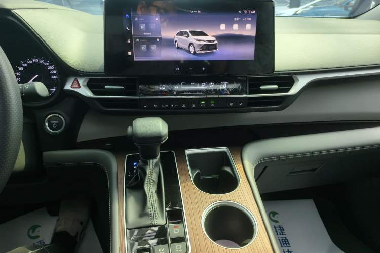 Used Toyota SIENNA 2026 Model 2.5L Dual-Engine Two-Wheel-Drive Comfort Edition
