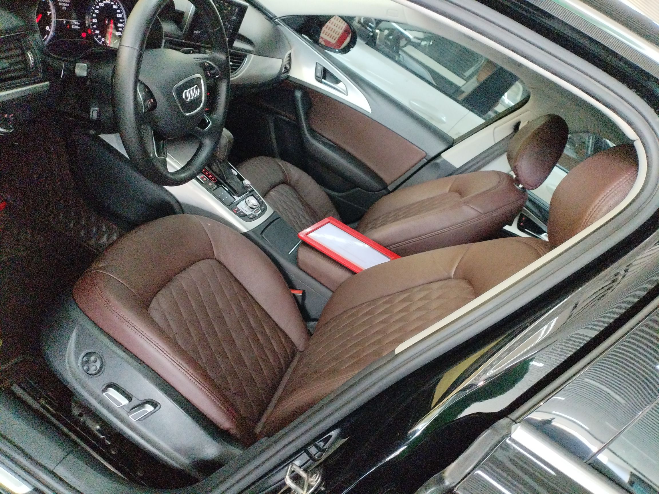 المقاعد الأمامية داخل السيارة