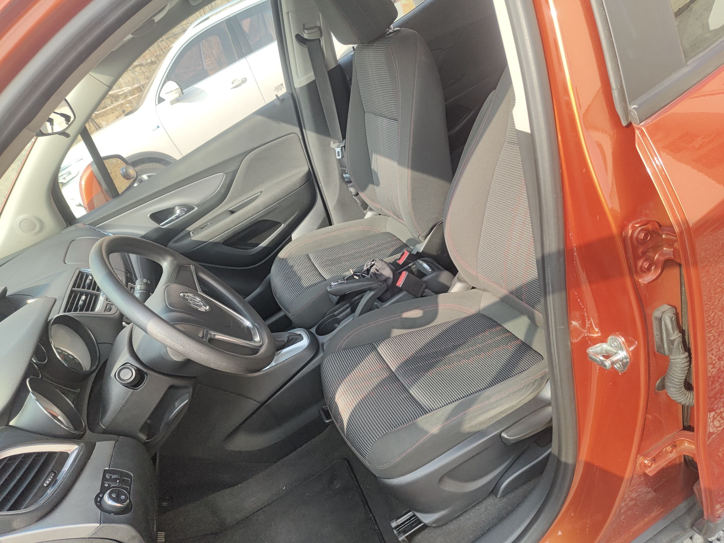 Переднее сиденье в автомобиле