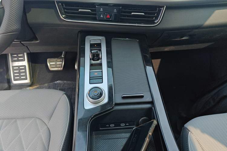 Used Volkswagen Tavendor 2024 Facelifted 380TSI All-Wheel Drive R-Line Cruise Premium Edition