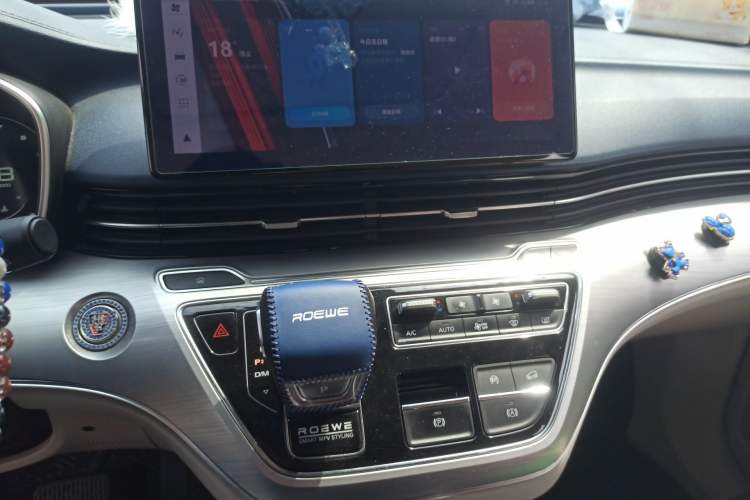 Used Roewe iMAX8 2021 400TGI Supreme Series Prestige Edition Audio And AC Panel