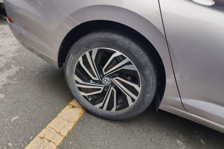 Used Volkswagen Sagitar 2022 280TSI DSG Flyover Edition Right Rear Wheel Hub