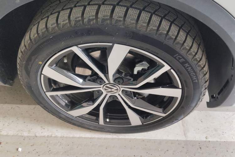 Used Volkswagen T-ROC 2025 Facelifted 300TSI DSG Two-Wheel-Drive Chen Guang Edition Right Front Wheel Hub