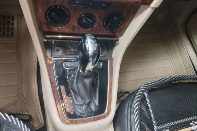 Used Volkswagen Lavida 2013 1.4TSI DSG Comfort Edition Gear Lever