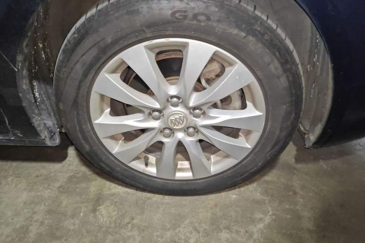 Used Buick LaCrosse 2013 2.4L SIDI Leading Comfort Version Right Front Wheel Hub