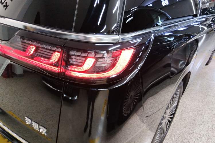 Used VOYAH Dream 2025 PHEV Four-Wheel Drive Excellence Kunpeng Edition