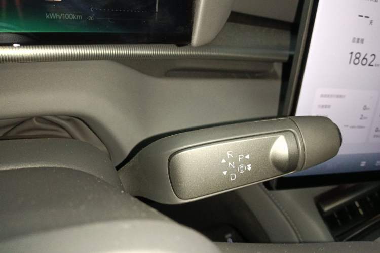 Used XPeng P7 2025 Model—702 Long Range Ultra Gear Lever