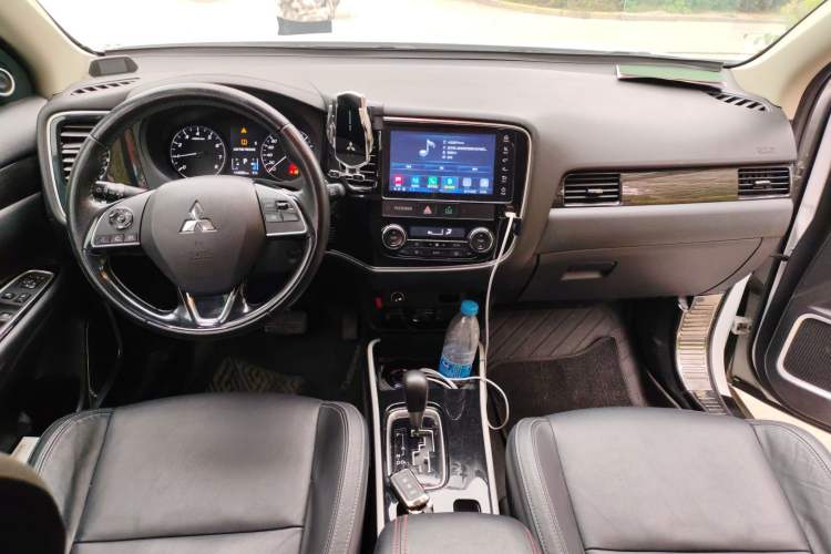 Used Mitsubishi Outlander 2019 2.0L Two-Wheel Drive Comfort Edition 5 Seats China VI Standard
