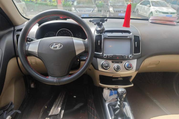 Used Hyundai Celesta 2011 1.6L Manual Luxury Model Center Console