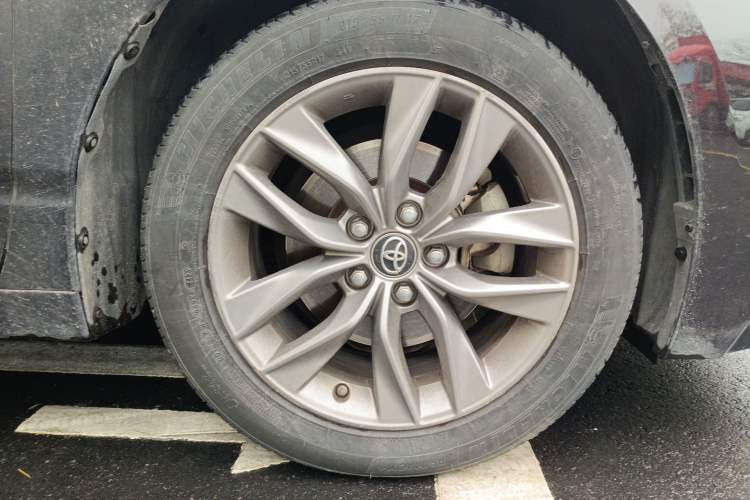 Used Toyota Avalon 2021 2.5L Luxury Edition Right Front Wheel Hub