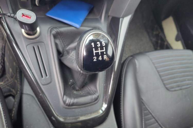 Used Ford Focus 2015 Sedan EcoBoost 125 Manual – Ultra-Style Edition Gear Lever