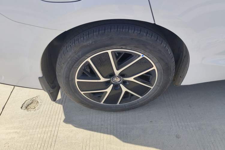 Used BYD Qin L 2024 DM-i 80KM Beyond Model Right Rear Wheel Hub