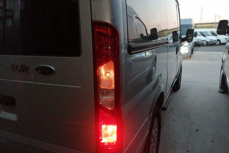 Used Ford Transit Custom 2013 2.4T Diesel Econo-Logistics Vehicle Short Wheelbase Mid-Roof China IV Standard