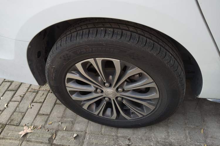 Used Buick GL8 2023 Facelifted Land Cruiser Executive Luxury Version
