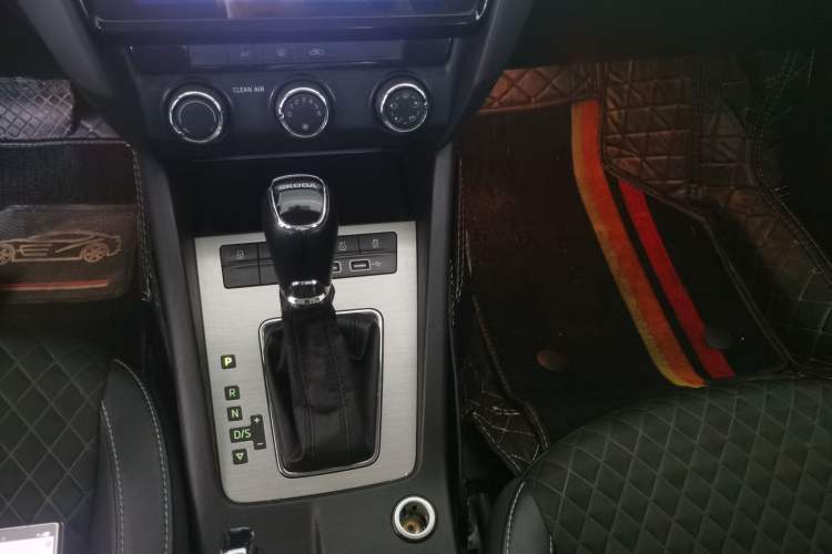 Used Skoda Octavia 2019 1.5L Automatic Smart Drive Luxury Edition China VI Standard Gear Lever
