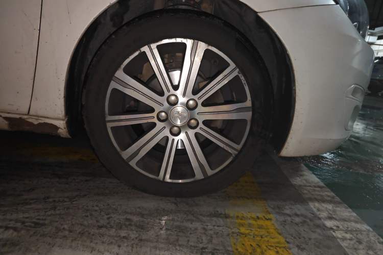 Used Peugeot 408 2014 1.8L Automatic Luxury Edition Right Front Wheel Hub