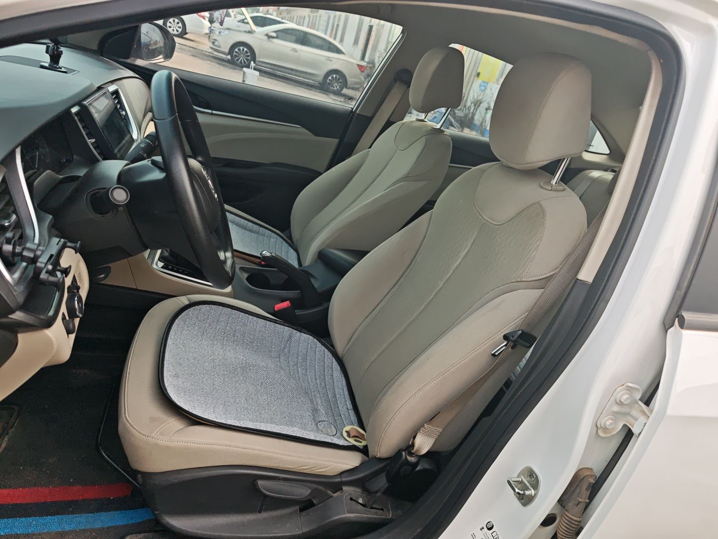 Переднее сиденье в автомобиле