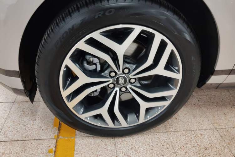 Used Land Rover Range Evoque 2022 Facelifted Aurora L 249 PS R-Dynamic Luxury Edition Left Front Wheel Hub