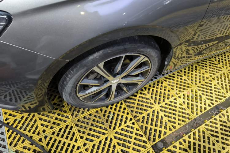 Used Geely Auto Emgrand 2022 4th Generation 1.5L CVT Flagship Model Left Front Wheel Hub