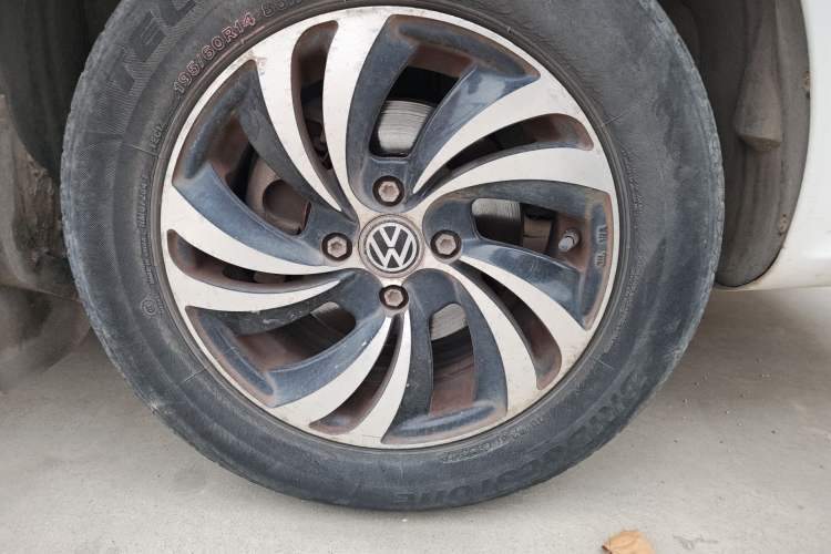 Used Volkswagen Santana  Right Front Wheel Hub