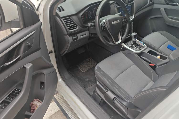 Used SAIC MAXUS T70 2020 2.0T Diesel Automatic 2WD Comfort Edition Standard Cab High Ground Clearance