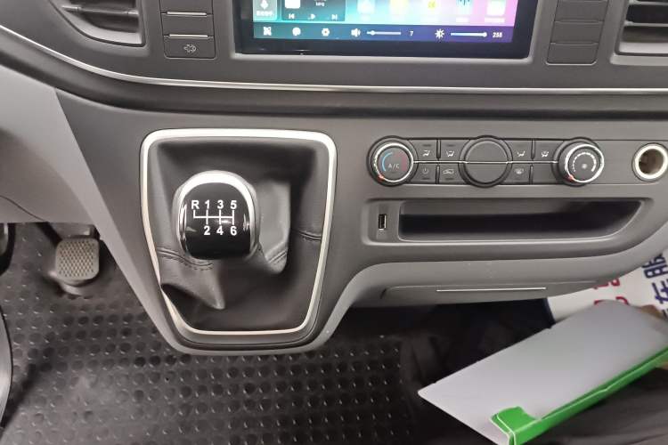 Used SAIC MAXUS Xintu V80 2024 Aotuntong Value Edition 6MT Short Wheelbase Ultra-Low Roof 127 Ps 5/6 Seats
