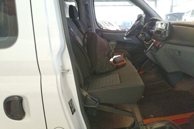 Used SAIC MAXUS Xintu V80 2023 2.0T Manual Classic Aoyuntong Power Version Short Wheelbase Mid-Height 5/6-Seater